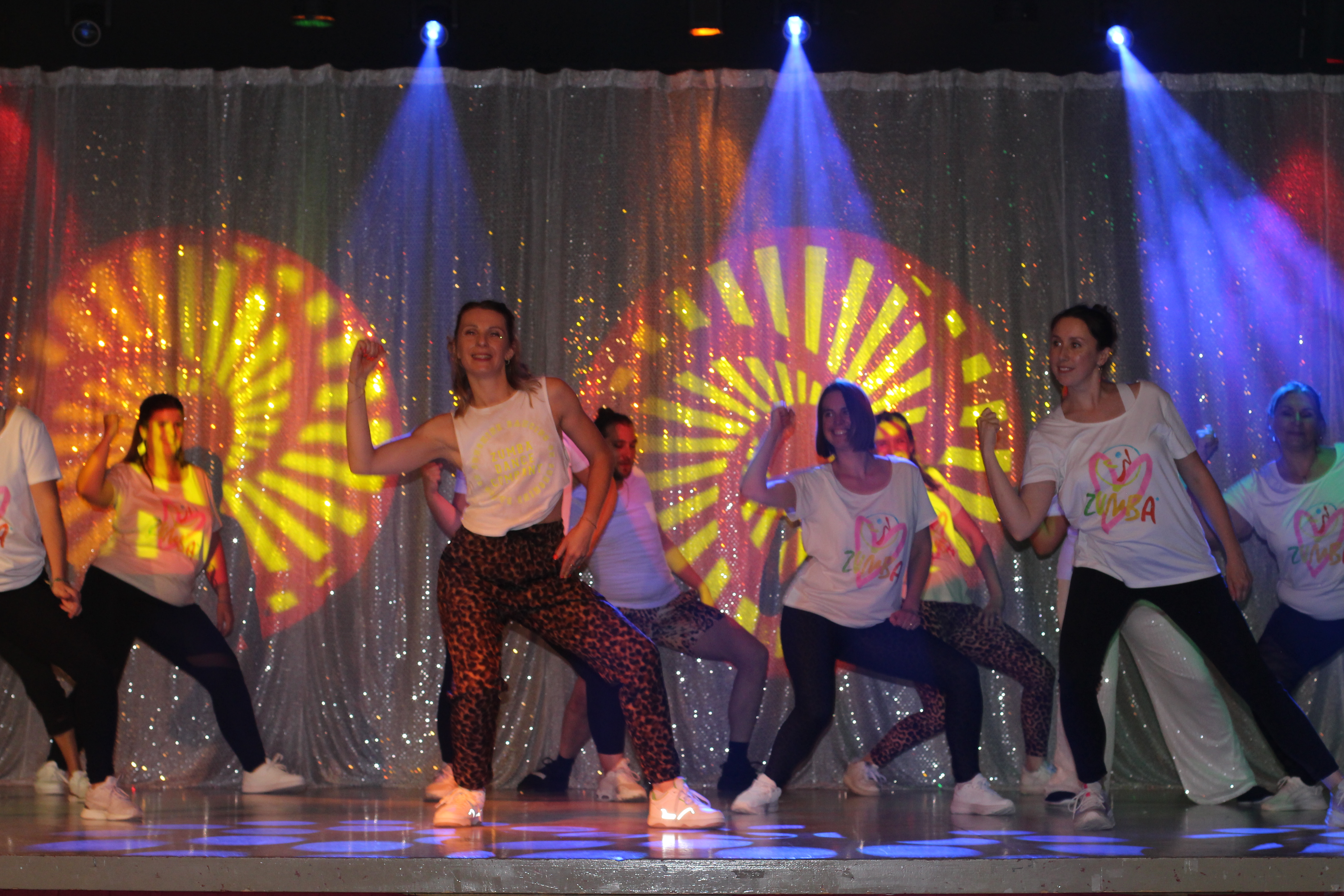 Spectacle de gala SSC Dance School — performance Zumba sur scène